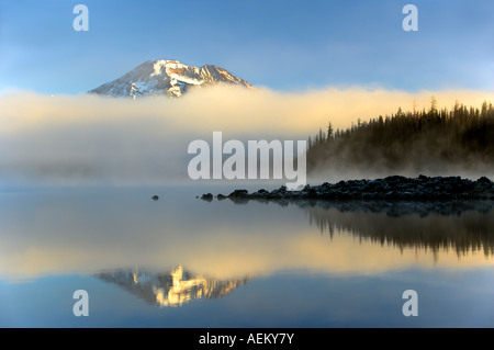 Sud montagna sorella riflessa in Elk Lake Central Oregon Foto Stock