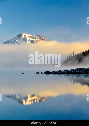 Sud montagna sorella riflessa in Elk Lake Central Oregon Foto Stock