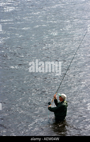 Il pescatore per la pesca del salmone nel fiume Moy, Ballina, nella contea di Mayo, Repubblica di Irlanda Foto Stock