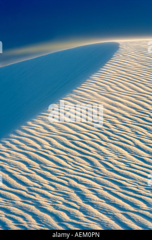 Coltello refilato dune con soffiando sabbia White Sands National Monument New Mexico Foto Stock