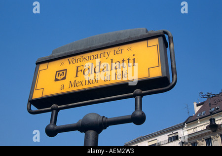 Metro segno, Vorosmarty ter, Foldalatti, Budapest, Ungheria Foto Stock