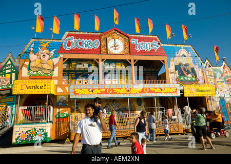 ILLINOIS Grayslake giovane ragazzo seduto sul papà in spalla la gente a piedi da fun house a Lake County Fair esterno colorato Foto Stock