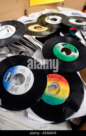 Vinile a 45 giri singles a battere i record di strada di Brooklyn a New York Foto Stock