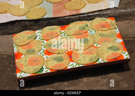 Pane indiano (chapati / roti) essiccazione al di fuori di una casa, Mumbai, India Foto Stock