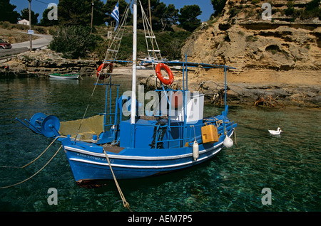 Vecchio Blu barca da pesca ormeggiate nel porto di Pessada Pessada,, Cefalonia, Grecia Foto Stock