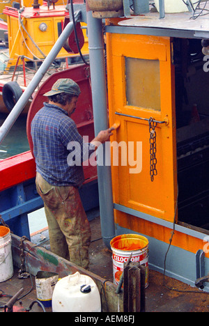 Colorate barche da pesca e operaio in Mar del Plata porta, Buenos Aires, Argentina Foto Stock