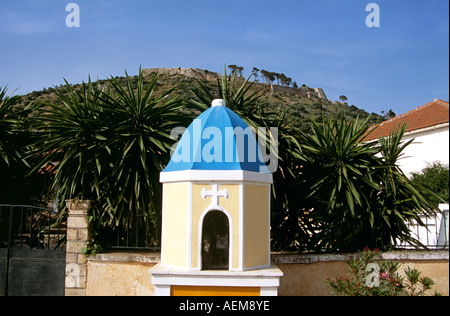 Santuario e Saint George's castello dietro, Peratata, Cefalonia, Grecia Foto Stock