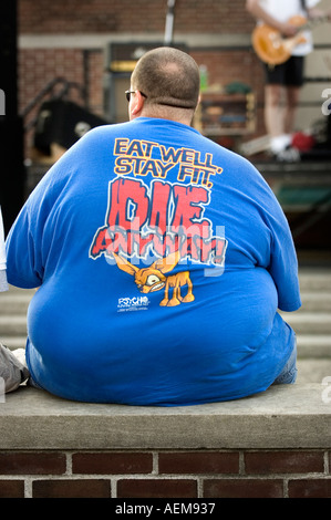 Grasso maschi obesi con shirt beffarda condizione di grasso Foto Stock