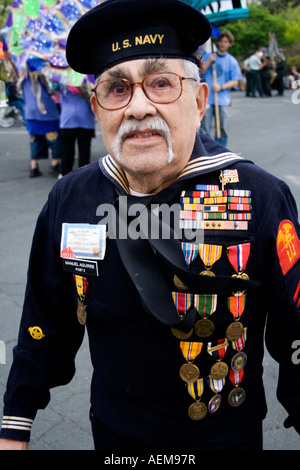 Chicano decorato veterano in US Navy uniforme militare coperto con medaglie. Cinco de Mayo Fiesta. 'St Paul' Minnesota USA Foto Stock