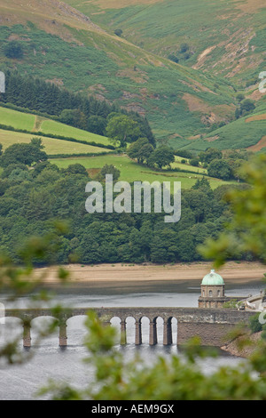 Foel Torre e ponte a Garreg Ddu serbatoio n Elan valle durante la siccità Foto Stock