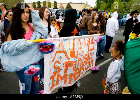 Teens età 15 tenendo parade banner per Adams Spagnolo Scuola di immersione. Cinco de Mayo Fiesta. 'St Paul' Minnesota USA Foto Stock