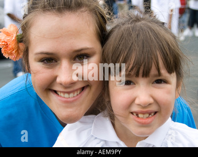 Felice mamma e figlia partecipanti in parata età 24 e 4. Cinco de Mayo Fiesta. 'St Paul' Minnesota USA Foto Stock