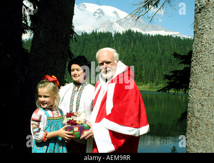 Ded Moroz e bambini, Mt Rainer, Washington, Stati Uniti d'America Foto Stock