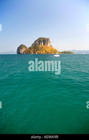 Barca e isola nel mare delle Andamane, vicino a Phuket, Tailandia Foto Stock