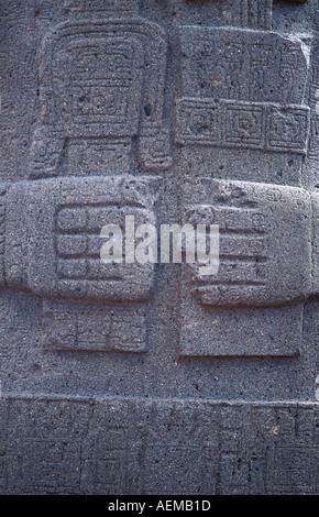 Intagliare sulla civiltà megalitica antropomorfa nel composto Kalasaya Tiahuanaco Tiwanaku sito archeologico Bolivia S America Foto Stock