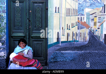 Gentile Aymara Donna con bambino vicino a Calle Sagarnaga nel mercato delle Streghe al Mercado de Hechiceria La Paz in Bolivia S America Foto Stock