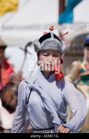 Giovane donna vestito in costume nazionale a Gengis Khan festival in Mongolia Foto Stock