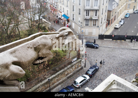 Gargoyle statua guardando oltre il quartiere di Montmartre XVIII arrondissement di Parigi, Francia Europa Foto Stock