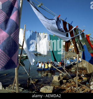 Servizio lavanderia Asciuga sulla linea di lavaggio e i pescatori riuniti in barca, sul fiume Douro, Sao Pedro da Afurada distretto, Vila Nova de Gaia, Porto, Portogallo, Europa Foto Stock