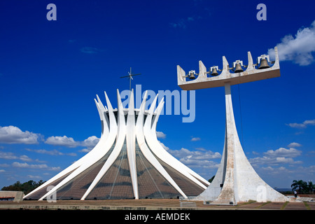 Cattedrale Metropolitana di Nossa Senhora Aparecida la Cattedrale metropolitana della città di Brasilia capitale del Brasile sito Patrimonio Mondiale dell'UNESCO è un espressione della genialità dell'architetto Oscar Niemeyer Foto Stock