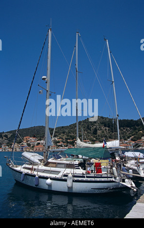 Yacht ormeggiati nel porto e la città di Vathi dietro, Vathi, Ithaca, Grecia Foto Stock