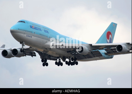 Korean Air Boeing 747-400 velivoli passeggeri a lunga percorrenza a quattro motori che volano nell'approccio finale Foto Stock