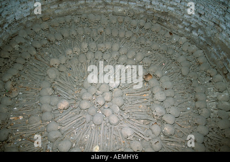 San Francisco barocca chiesa e monastero, umani teschi e le ossa nelle catacombe, Lima, Peru Foto Stock