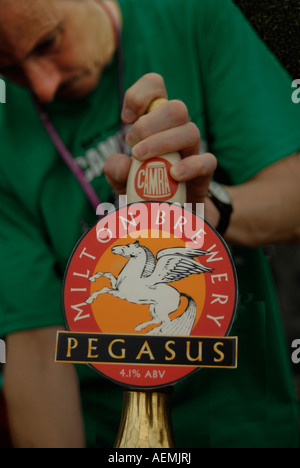 Barman tirando una pinta di birra Pegasus al Cambridge Festa della Birra Foto Stock