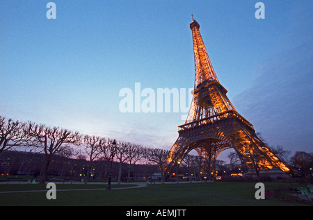 La Torre Eiffel illuminata di sera da Champs de Mars Park Paris, Francia. Foto Stock