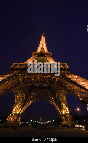La Torre Eiffel illuminata di notte. Parigi, Francia. Foto Stock