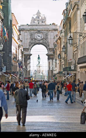 Arco di trionfo barocco sulla Praca do Comercio. Street view. Lisbona, Portogallo Foto Stock