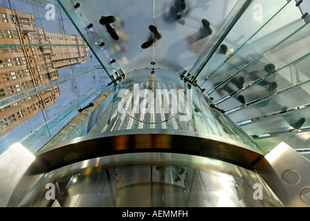 Scala in vetro in Apple Store sulla Fifth Avenue, New York Foto Stock