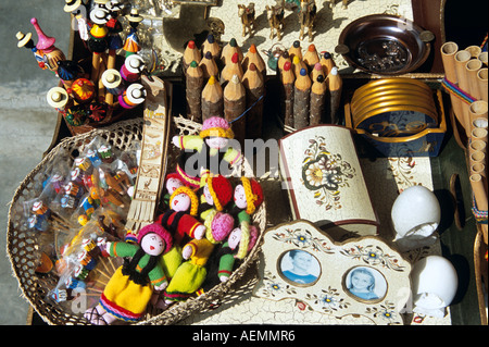 Display del negozio di souvenir al di fuori del negozio, mercato indiano, Lima, Peru Foto Stock