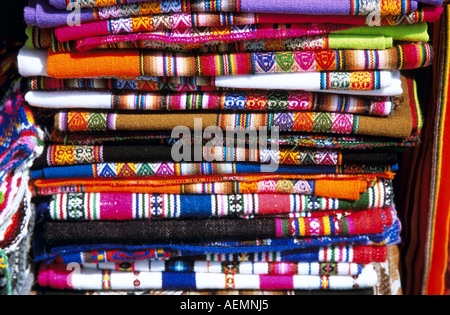 Pila di tradizionali tovaglie colorate in stallo, mercato indiano, Lima, Peru Foto Stock