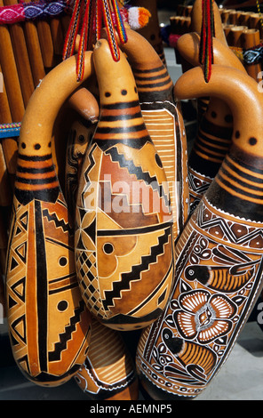Visualizzazione di huiros (strumenti musicali) al di fuori del negozio di articoli da regalo, mercato indiano, Lima, Peru Foto Stock