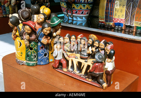 Ornamenti colorati incluso il modello dell'Ultima Cena, al di fuori del negozio di articoli da regalo, mercato indiano, Lima, Peru Foto Stock