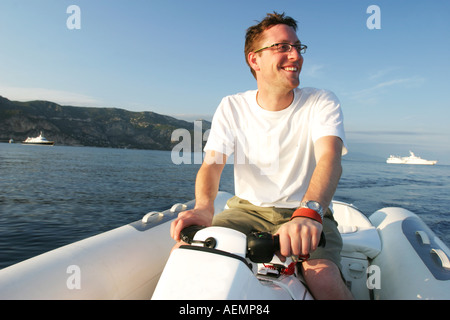 Fine 20s uomo su una nervatura a getto nella baia di St Jean Cap Ferrat vicino a Nizza nel sud della Francia Foto Stock