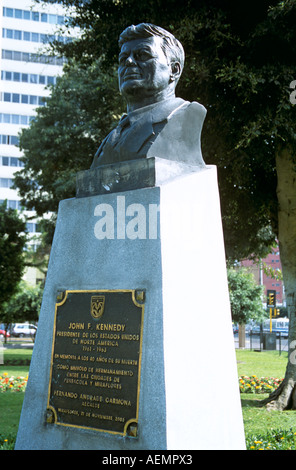Statua del Presidente John F. Kennedy, Parque Kennedy (Kennedy Park), Miraflores Lima, Perù Foto Stock