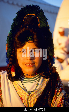 Adolescente in tipici abiti berbero nella città di Agadir Marocco africa Foto Stock