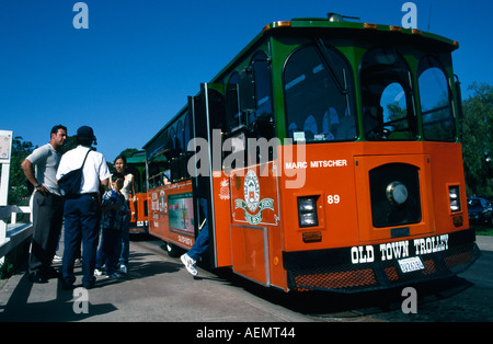 I turisti sono sempre sul trolley della città vecchia di San Diego California USA Foto Stock