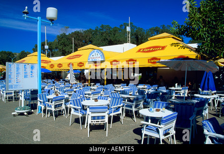 Vuoto ristorante all'aperto presso il beach boulevard nella città di Agadir Marocco africa Foto Stock