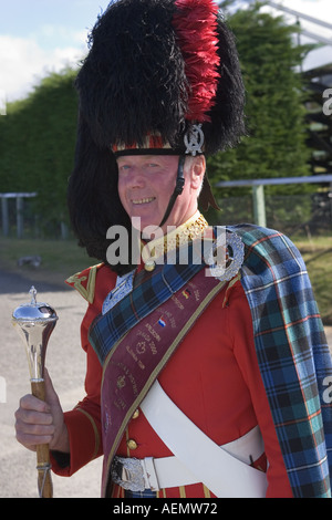 Scozzese, colorato rosso in uniforme tartan plaid Scottish Pipe band Major, leader di Busby Wosing Ballater Pipers presso l'Aboyne Highland Games Scotland, Regno Unito Foto Stock