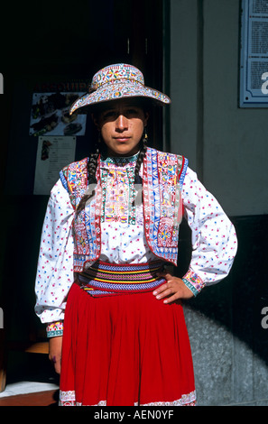 Signora vestita in costume nazionale, Arequipa, Perù Foto Stock