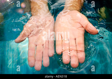 Mani in acqua, mani in piscina swwimming Foto Stock