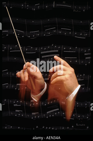 Direttori d'orchestra mani con foglio di musica Foto Stock
