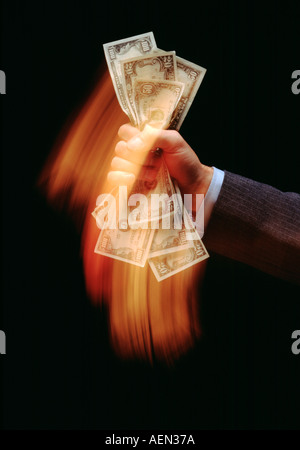 Pugno pieno di dollari in motion, denaro in movimento Foto Stock