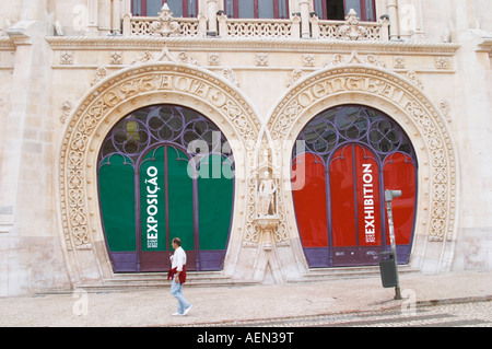 Ornate intagliato portico di ingresso per il Rossio stazione ferroviaria. Lisbona, Portogallo Foto Stock