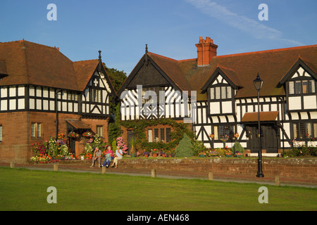 Alloggiamento e giardini Thornton Hough Village Wirral Merseyside England Foto Stock