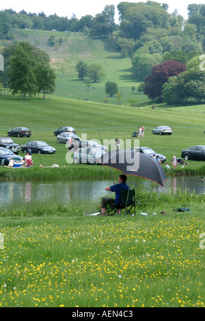 Vicino a Warminster parte del Longleat country estate posseduti dal marchese di Bath persone godendo il giorno fuori auto parcheggiate Foto Stock