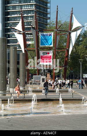 Bristol tall landmark struttura nel centro promenade con acqua caratteristica statua di Nettuno arredo ufficio alto blocco Foto Stock